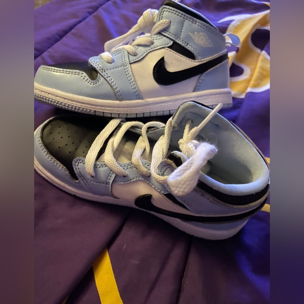 Size 10 in kids. Worn a couple times